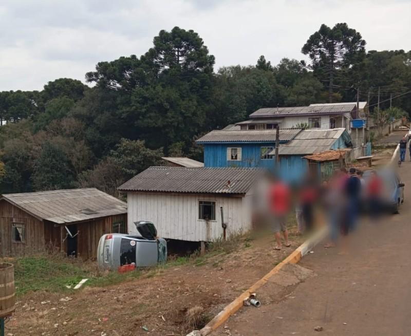 Carro capota e deixa uma pessoa feridas em Lebon Régis