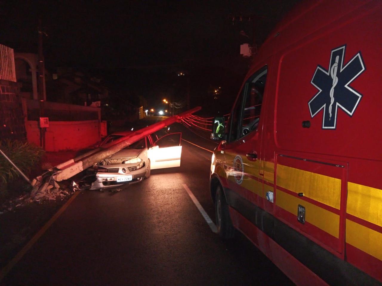 Carro colide em poste na estrada Rio Negro