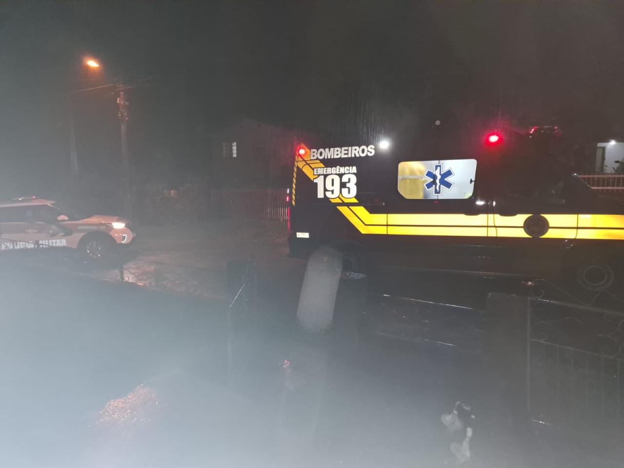 Carro e moto colidem na rua Urca no bairro Colonial