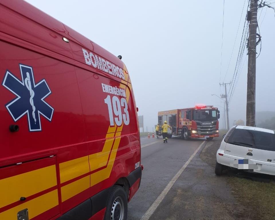 Colisão em poste deixa mulher ferida em São Bento do Sul SC