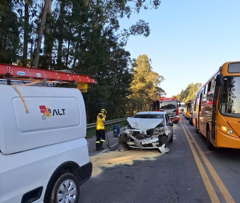 Colisão traseira na SC A280C no bairro Colonial