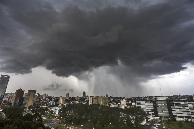 Frente fria traz chuva forte a SC no final de semana