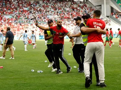 Marrocos vence a Argentina em jogo com gol anulado após uma hora de paralisação