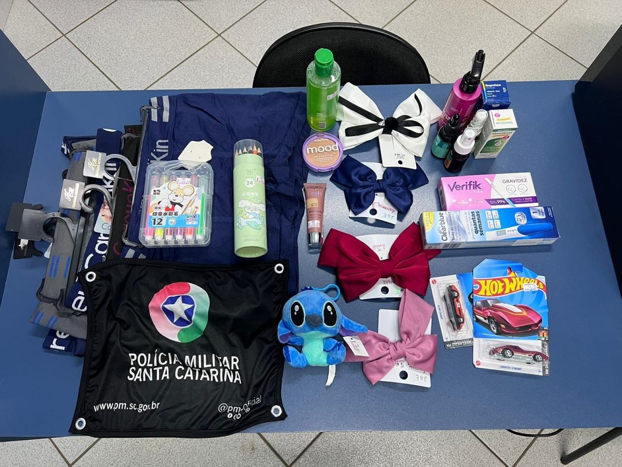 Mulher é presa com bolsa cheia de produtos furtados no centro de Caçador