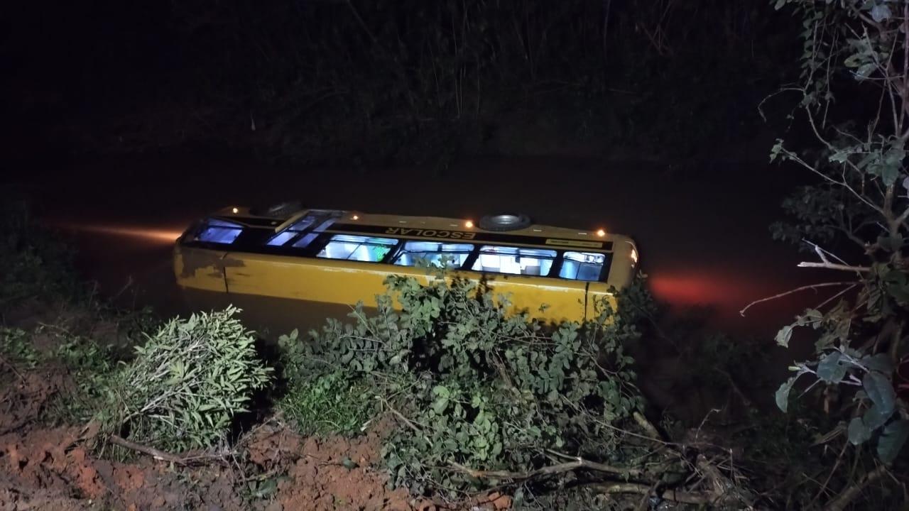 Ônibus com 26 alunos cai em rio no município de Aurora sc5