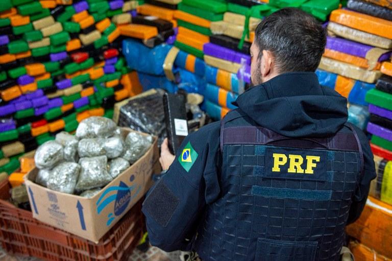 PRF apreende 129 toneladas de drogas em 6 meses no Paraná
