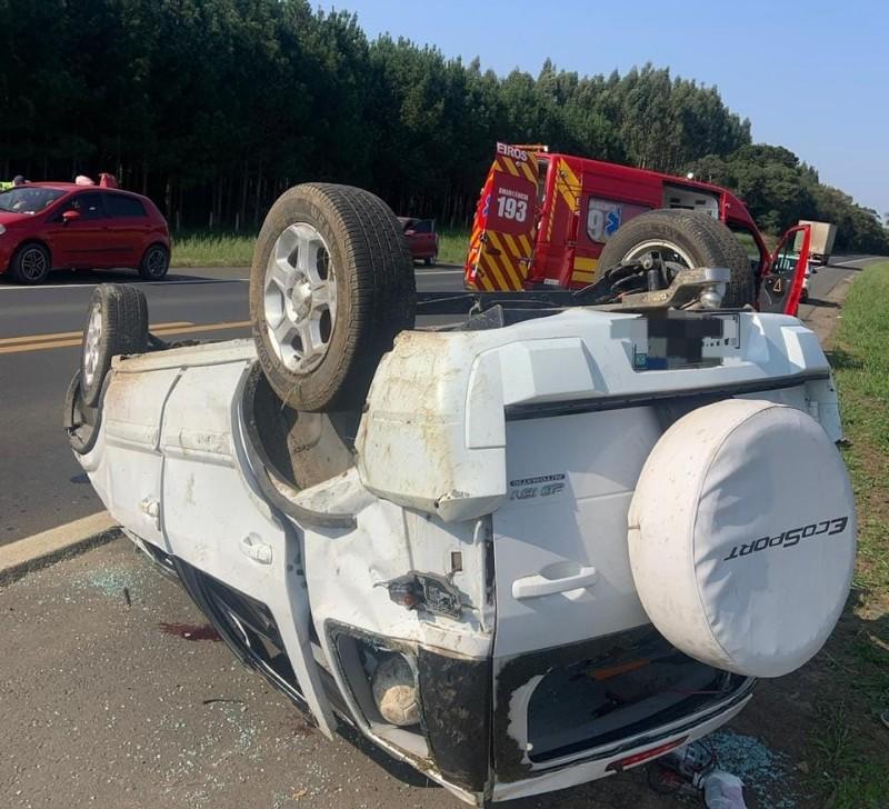 Capotamento na BR 280 deixa vítima fatal e dois feridos em Três Barras SC