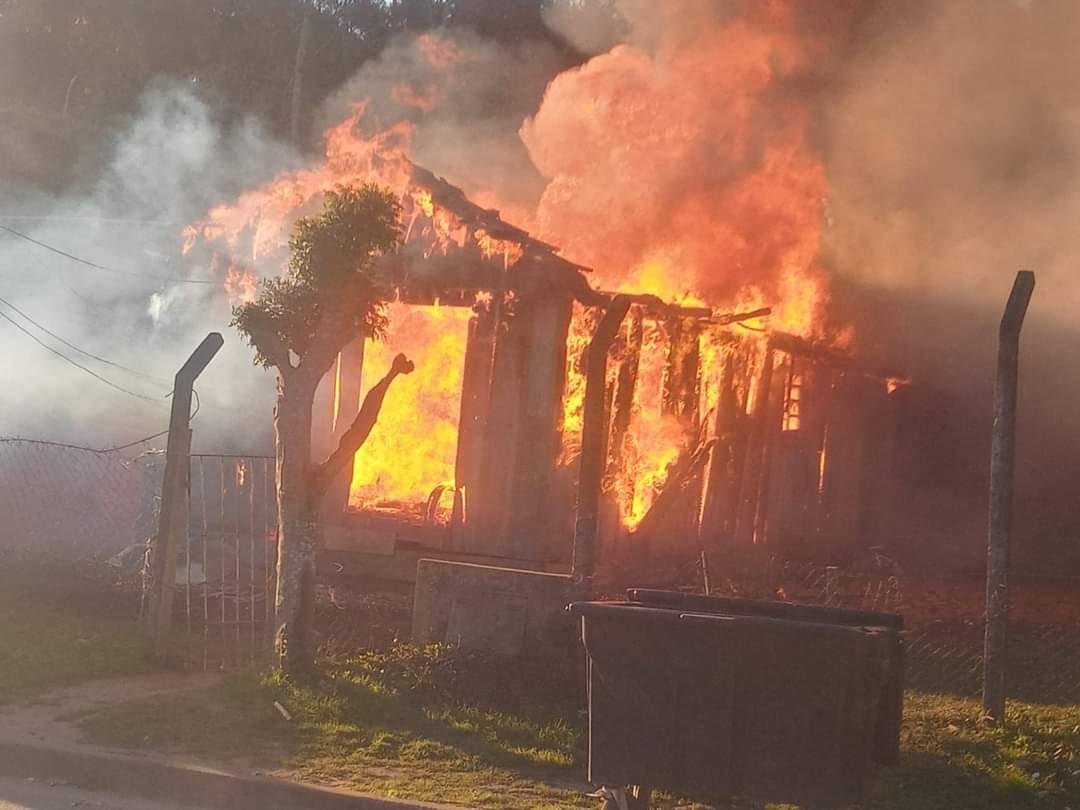 Casa destruida por incêndio em Itaiópolis SC
