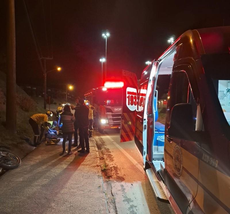 Colisão em poste deixa motociclista em estado grave em São Bento do Sul