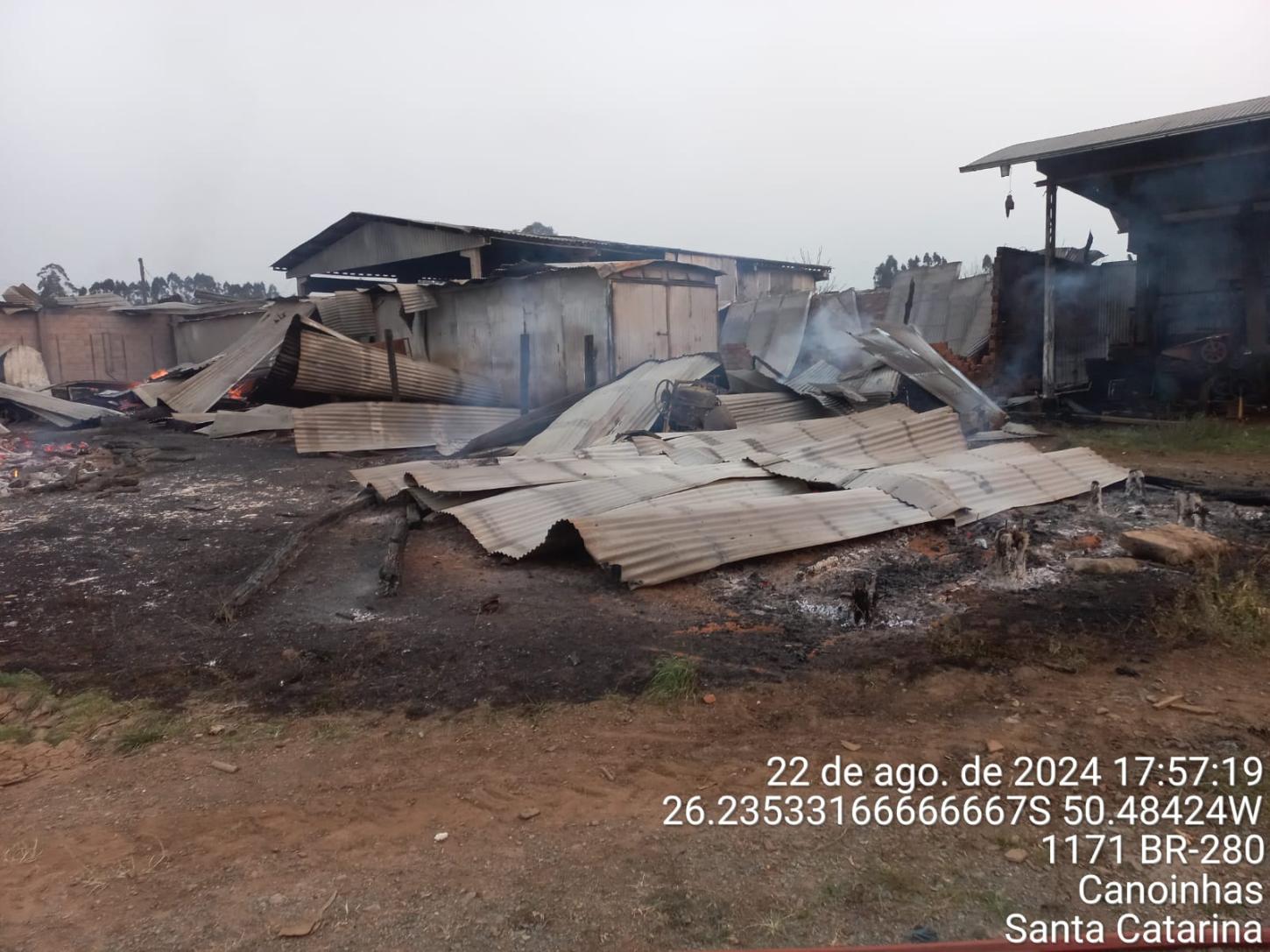 Incêndio de grandes proporções destrói barracão em Canoinhas