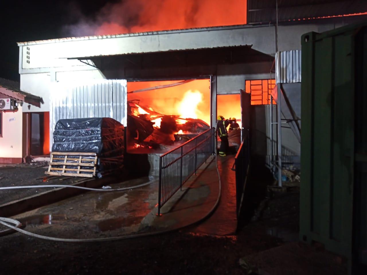 Incêndio destrói empresa em São Bento do Sul SC