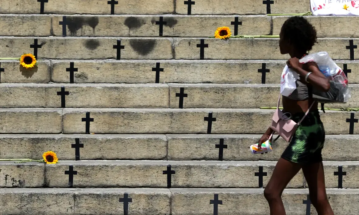 Lei Maria da Penha avança, mas não coíbe alta de crimes contra mulher