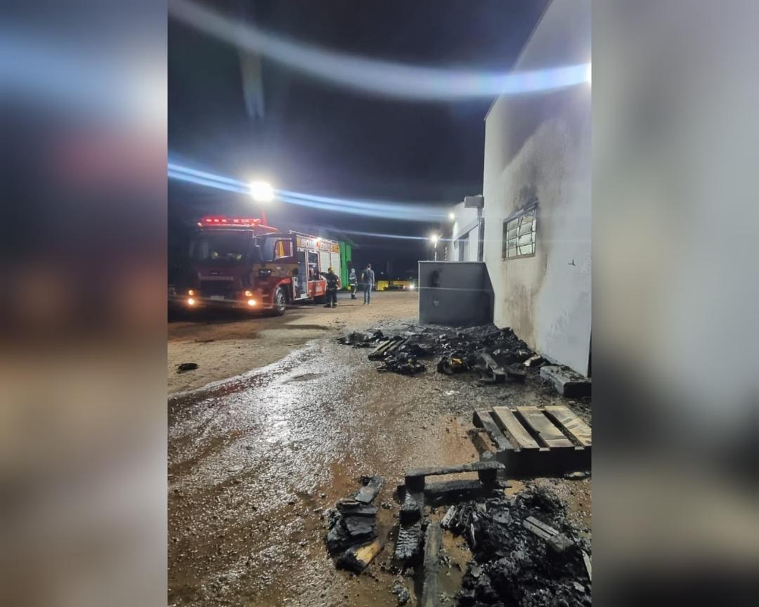 Bombeiros atendem incêndio em resíduos em Rio Negrinho SC