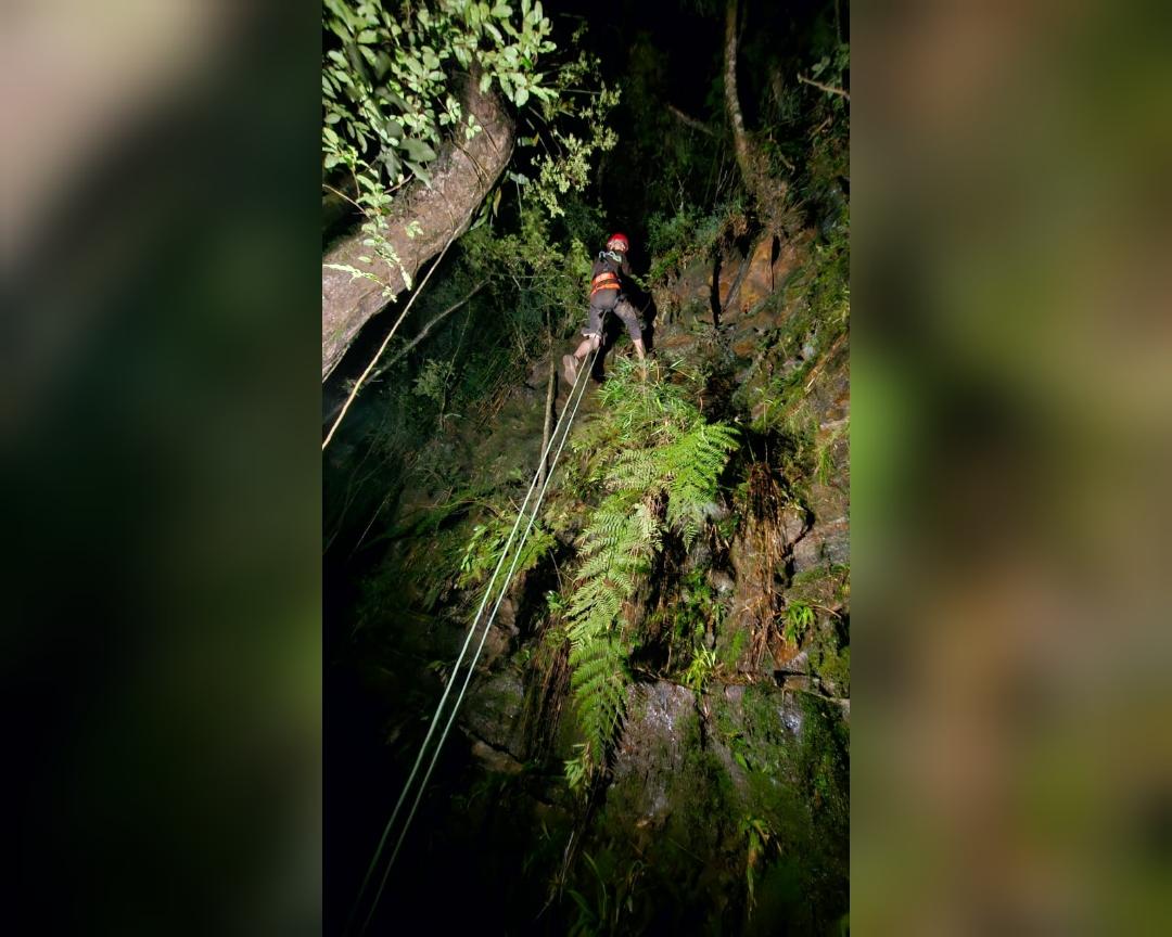 Bombeiros socorrem homem que caiu em ribanceira de 20 metros