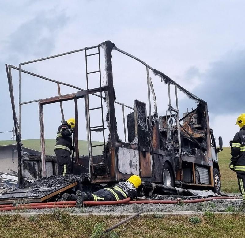 Incêndio destrói Caminhão em Rio Negrinho SC