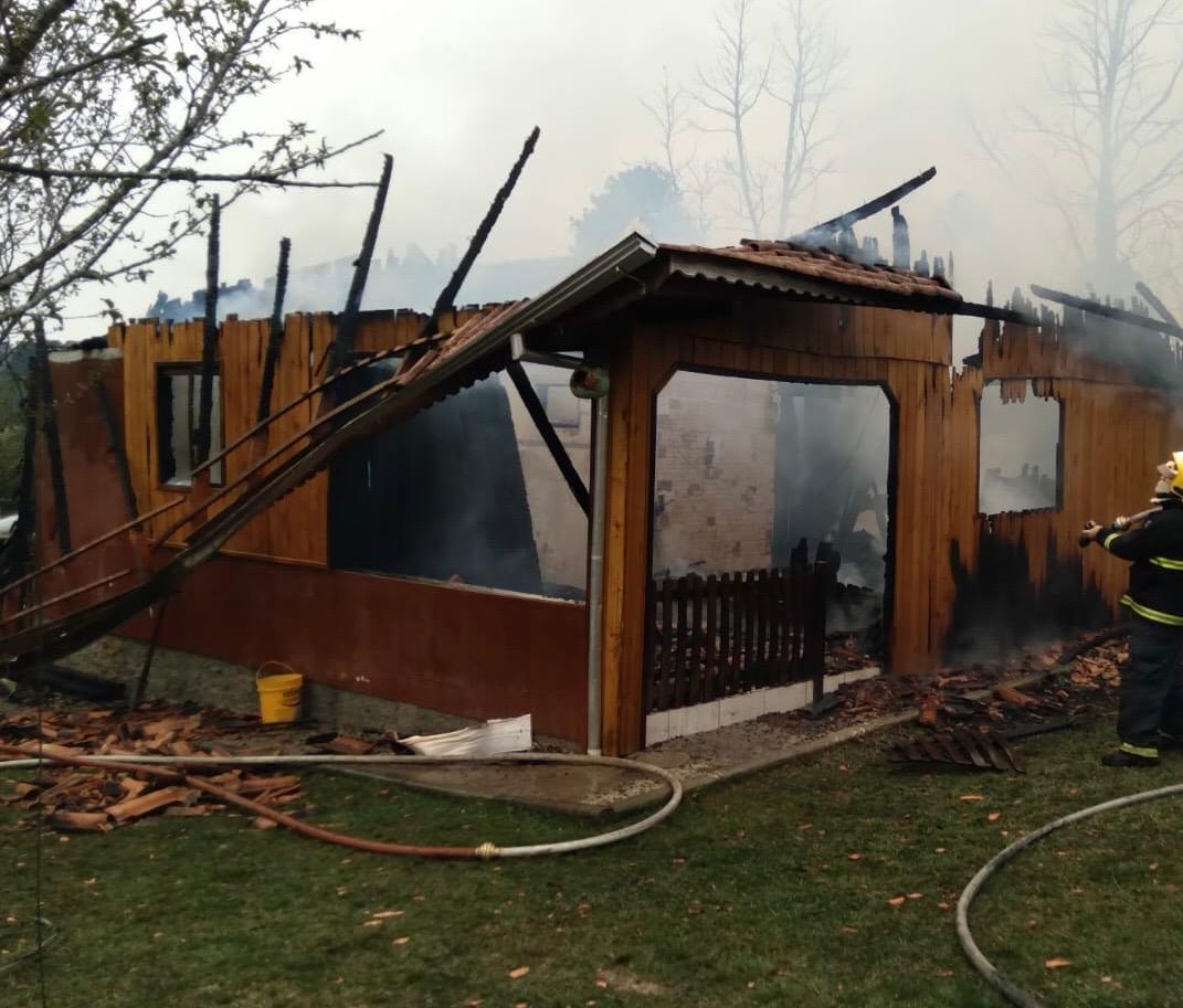 Incêndio destroi residência em Campo Alegre SC