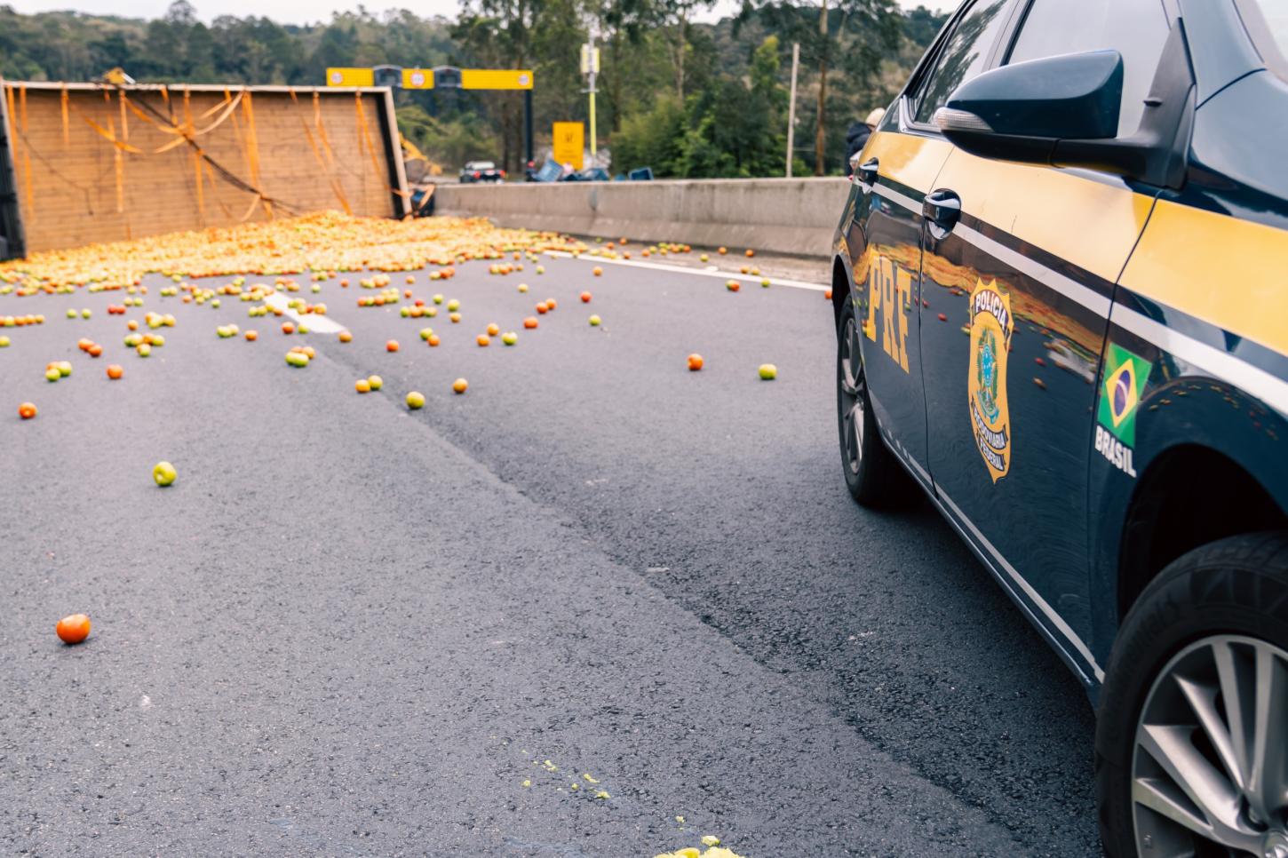 PRF encontra “rebites” na cabine de caminhão tombado na BR-376 em Tijucas do Sul (PR)