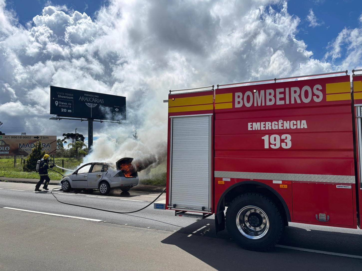 Carro pega fogo na SC-418 em Campo Alegre
