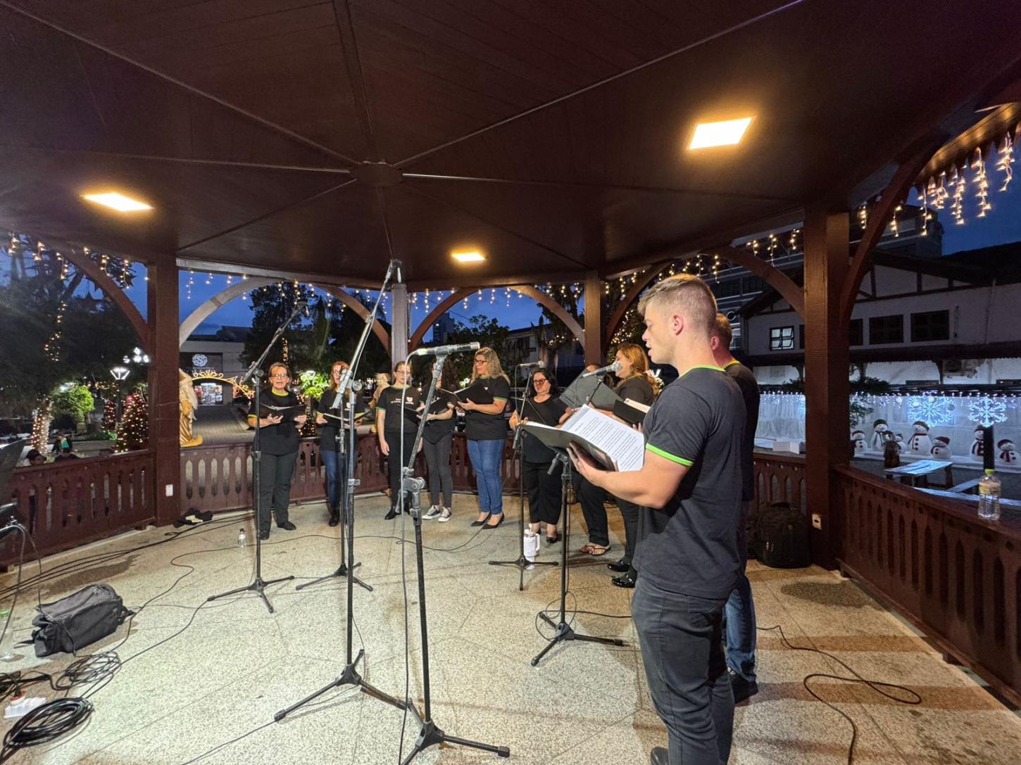 Apresentação Multicultural agitou a Praça