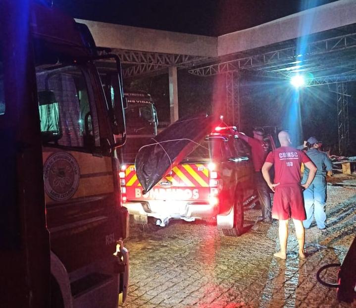 Bombeiros salvam homem que caiu no rio Itajaí-Açu em Rio do Sul