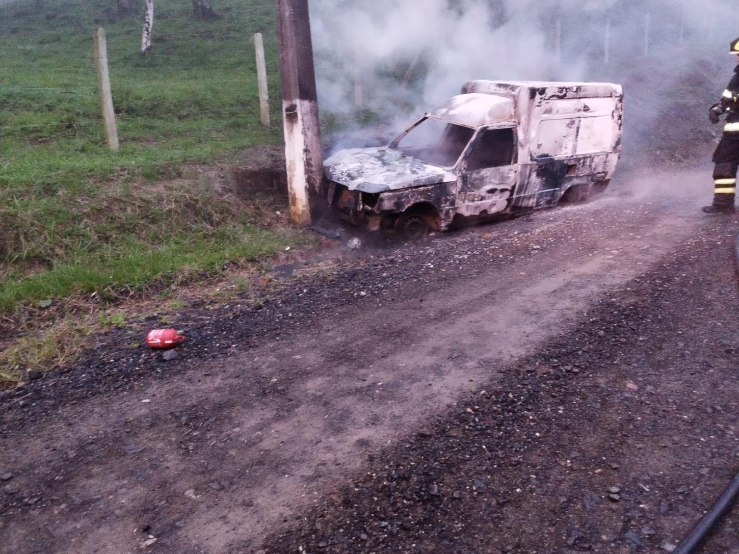 Carro colide em poste e pega fogo no bairro de Serra Alta