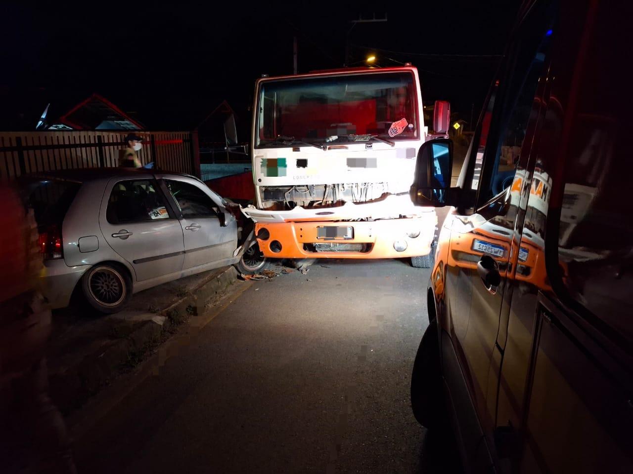Carro colide em caminhão na estrada pessegueiro