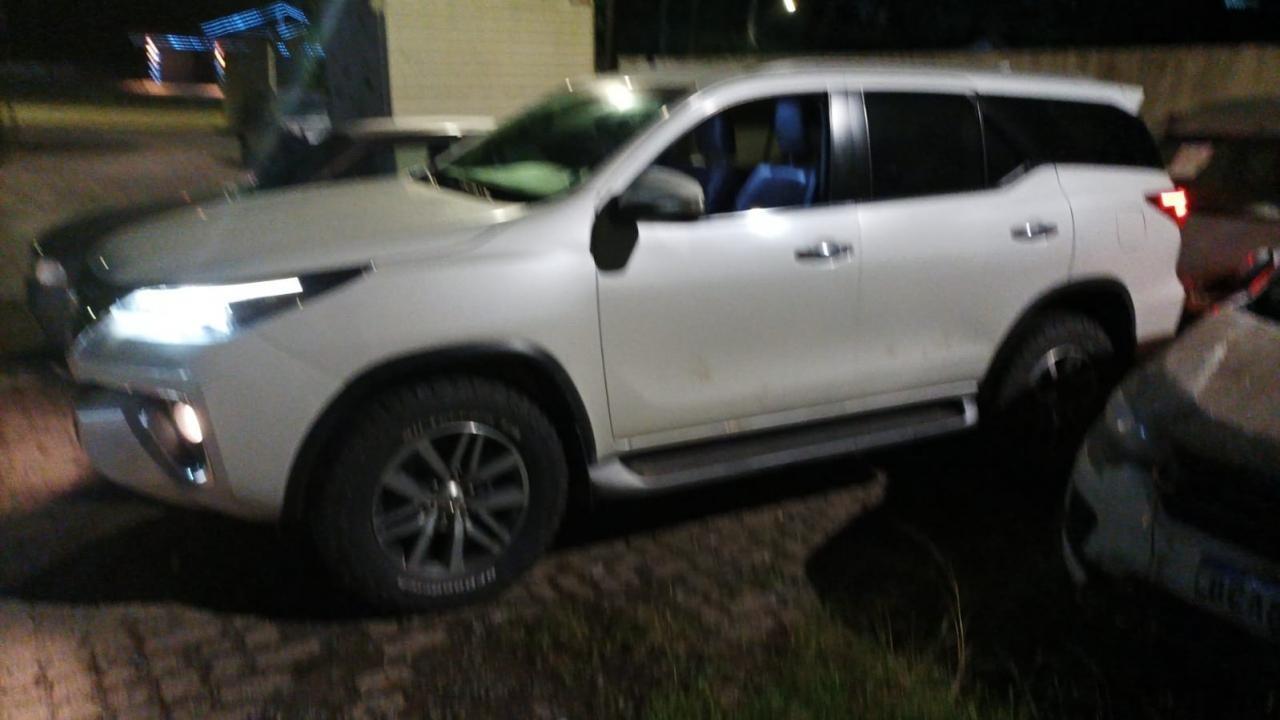 Adolescente detido com camionete roubada na BR 101
