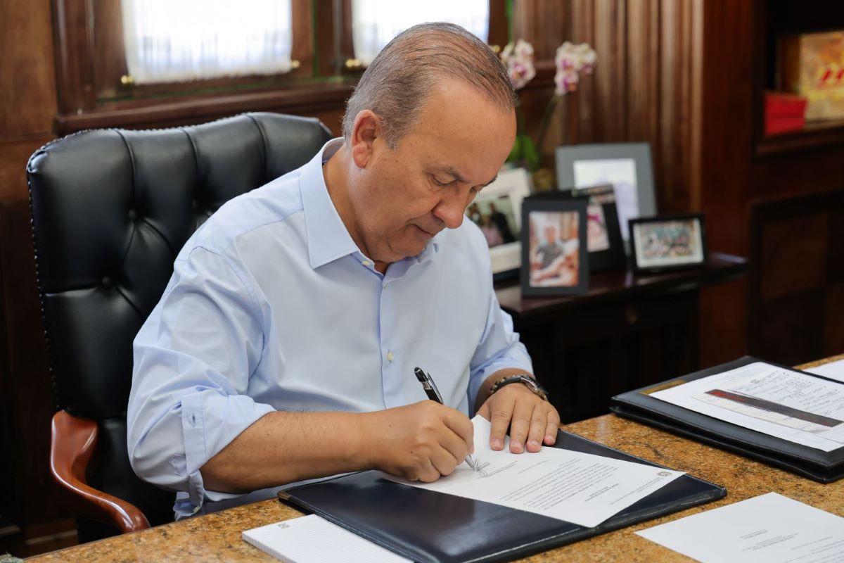 Sancionada lei que proíbe conteúdos impróprios para crianças e jovens nas escola de SC