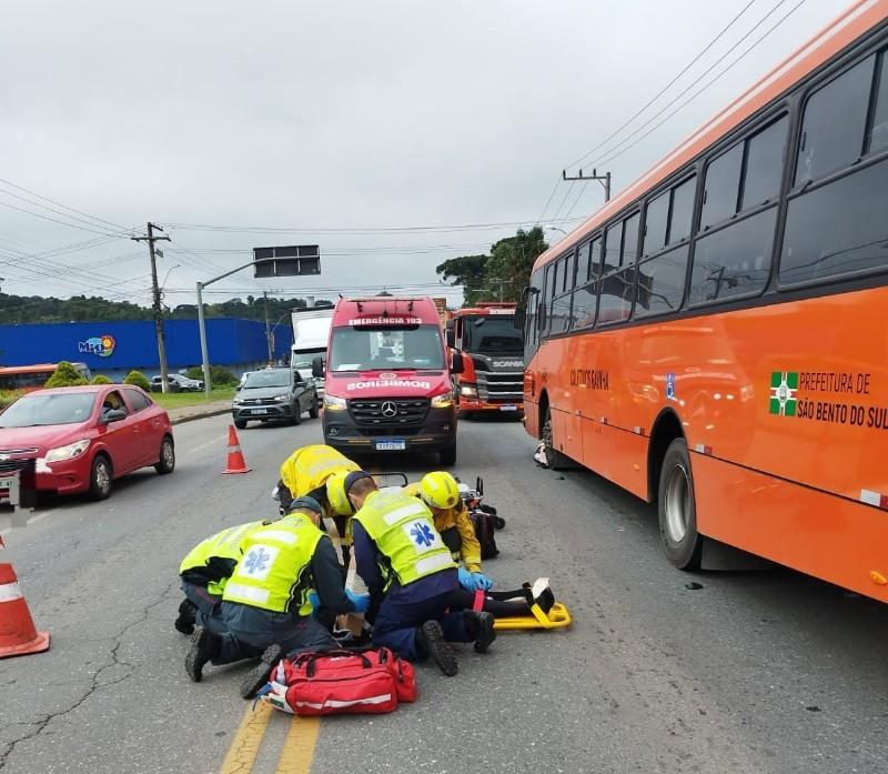 Colisão entre ônibus e ciclomotor elétrico deixa mulher ferida próximo a Artefama