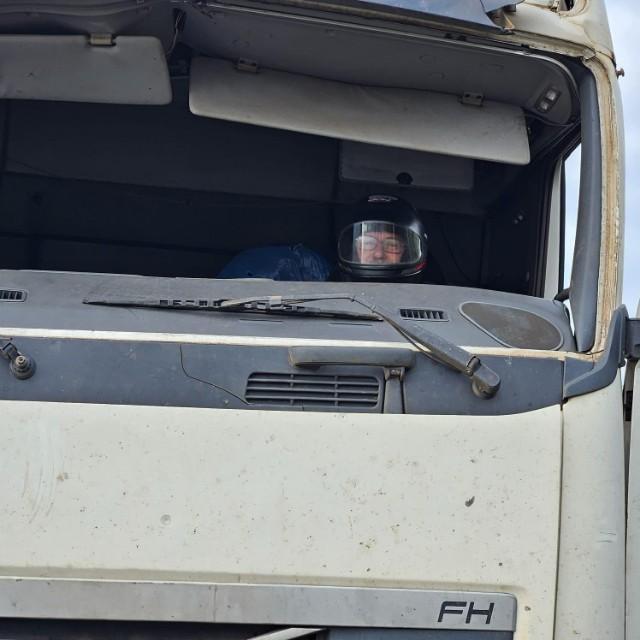 Sem para-brisa, com capacete e peças amarradas: carreta “frankenstein” é flagrada na BR-163