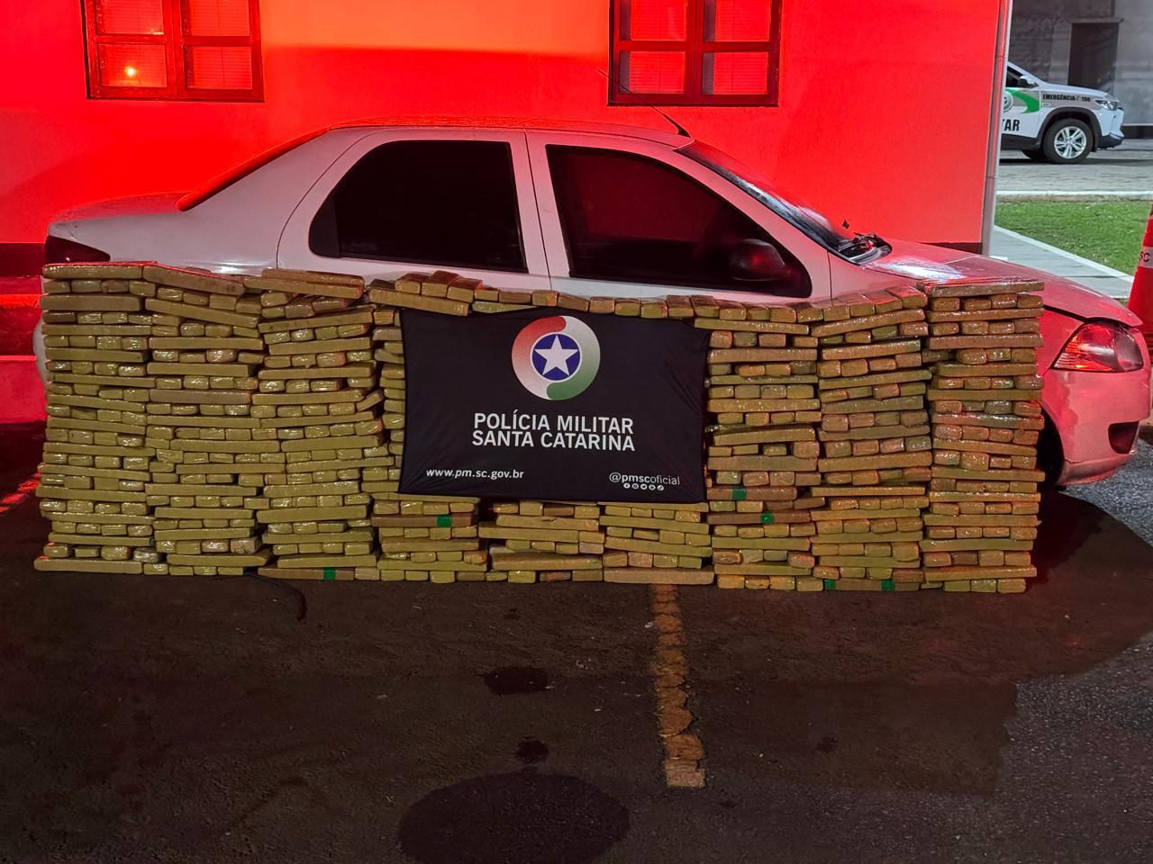 Dupla é presa em Curitibanos transportando 640 kg de maconha