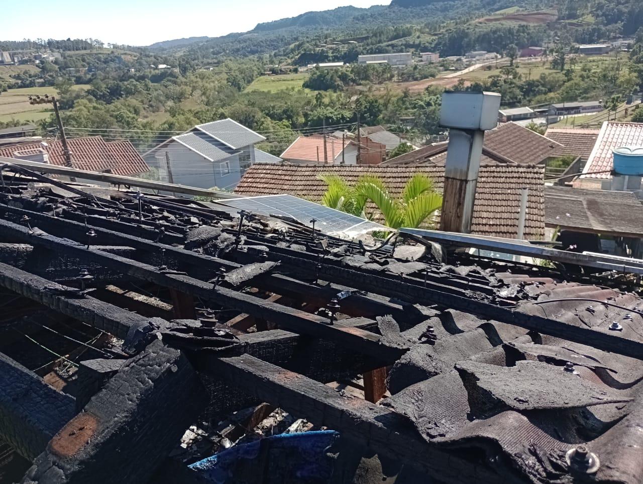 Incêndio atinge residência em Rio do Sul e deixa três pessoas feridas