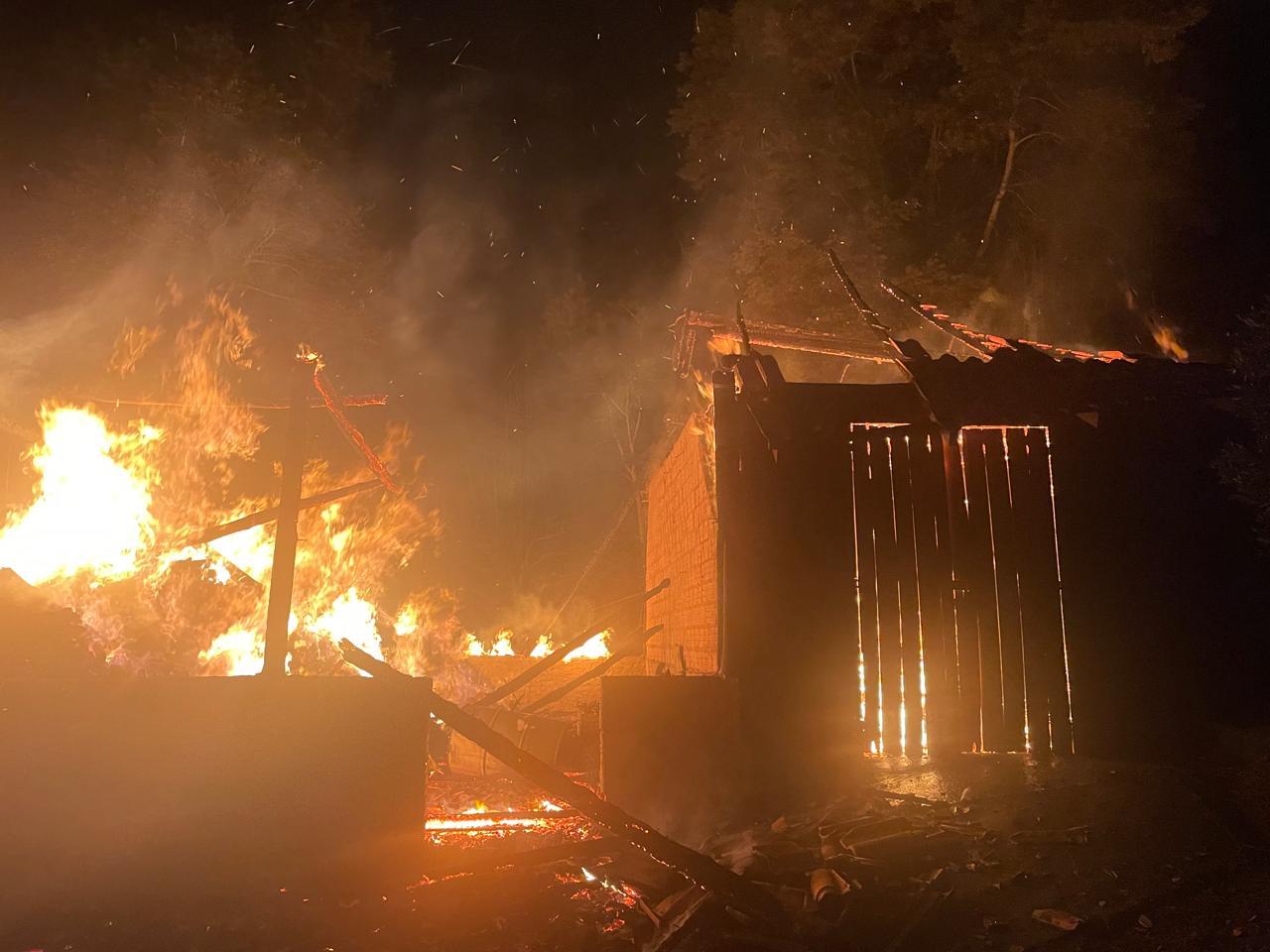 Incêndio destrói depósito  de  equipamentos agrícolas em Campo Alegre