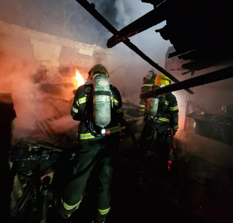 Incêndio em residência em Lages deixa um idoso morto