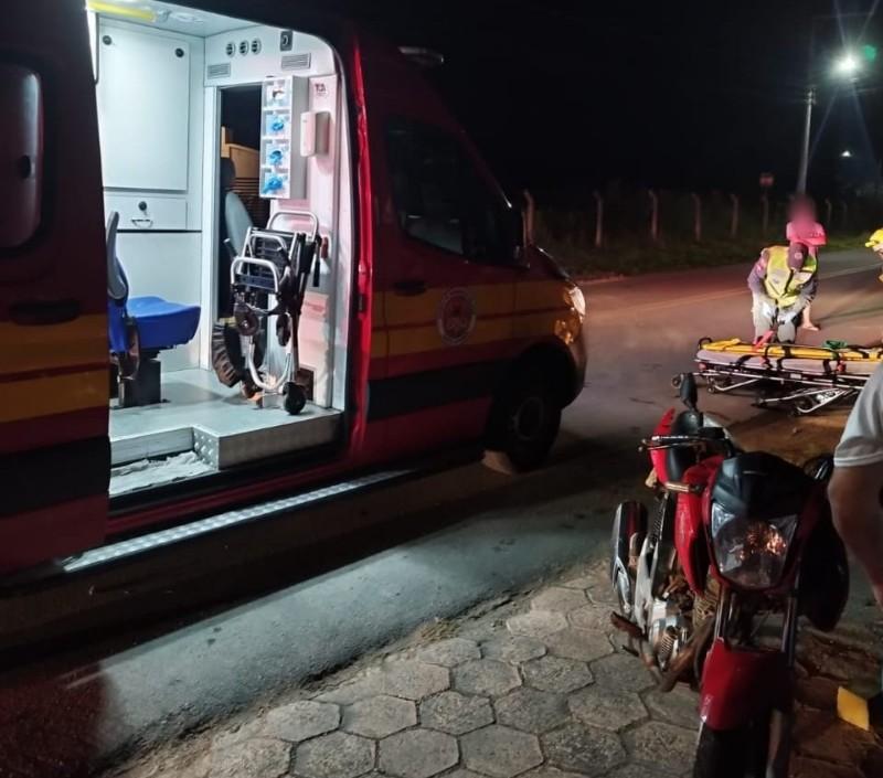 Motociclista de 21 anos sofre fratura em colisão contra muro na Schramm