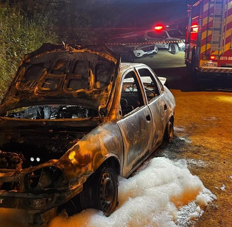 Quatro corpos encontrados carbonizados dentro de carro em São João Batista SC