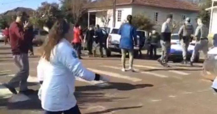 Homem mata uma criança e fere duas em ataque a escola no RS