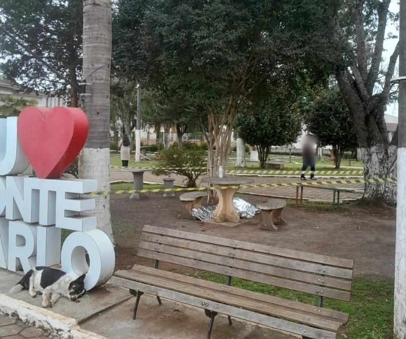 Adolescente de 15 anos  mata morador de rua com diversos golpes de faca  em Monte Carlo