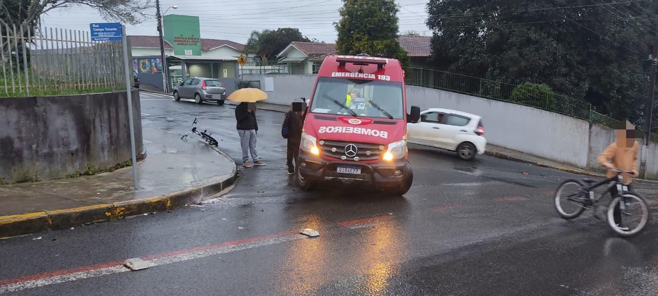 Adolescente fica ferido após colisão entre carro e bicicleta no Cruzeiro