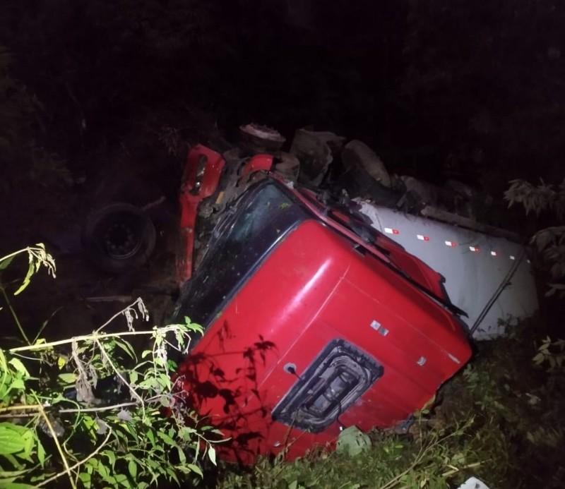 Caminhão-tanque carregado de combustível capota na SC-110 em Presidente Nereu