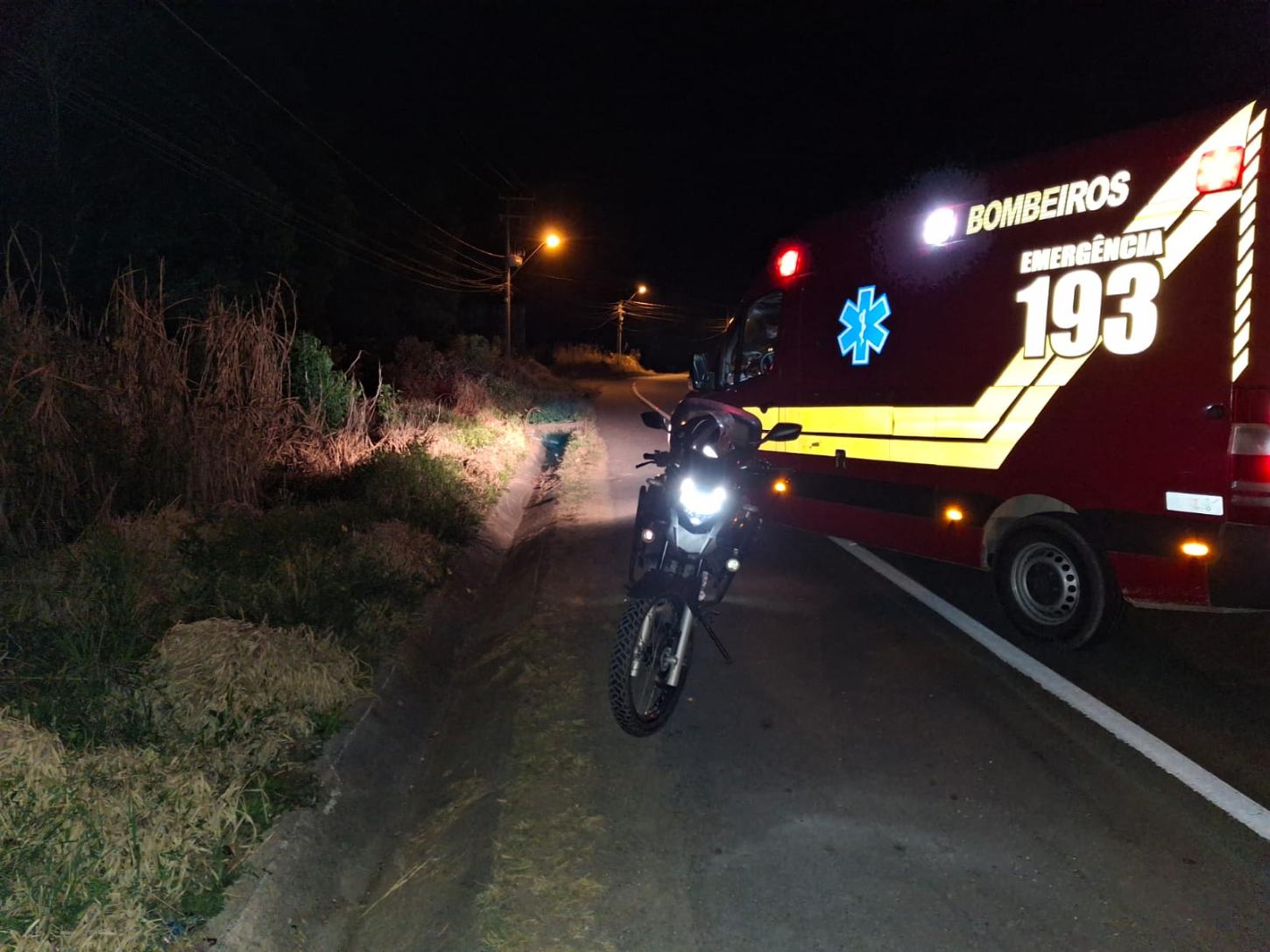 Cão provoca acidente e deixa motociclista ferido na SC-418 em São Bento do Sul