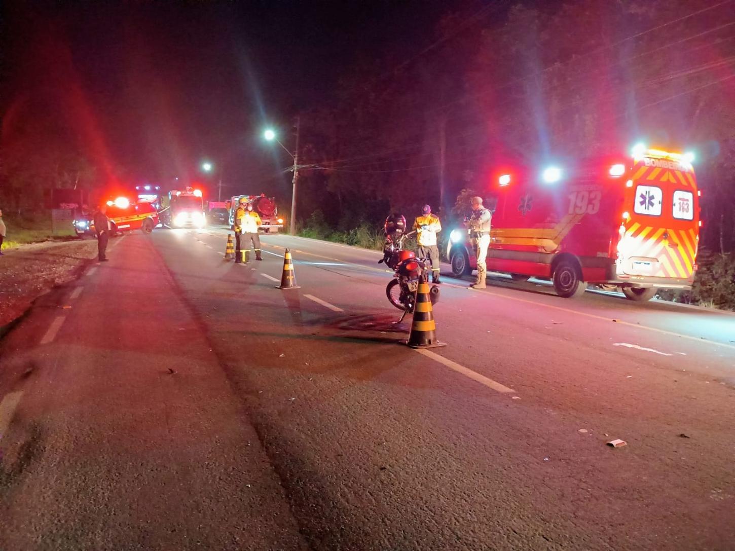 Colisão entre caminhão e motocicleta deixa dois feridos em estado grave