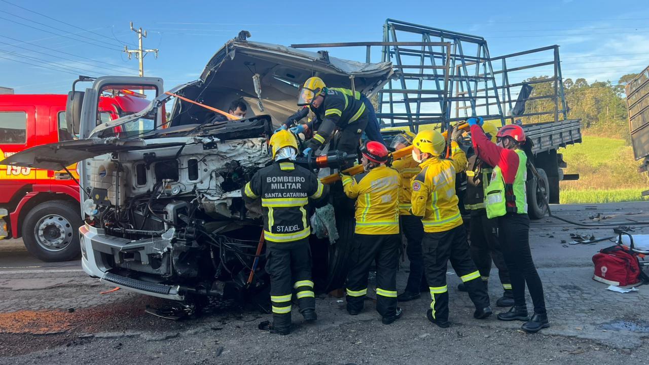 Colisão entre caminhões deixa feridos na BR-280, em Rio Negrinho