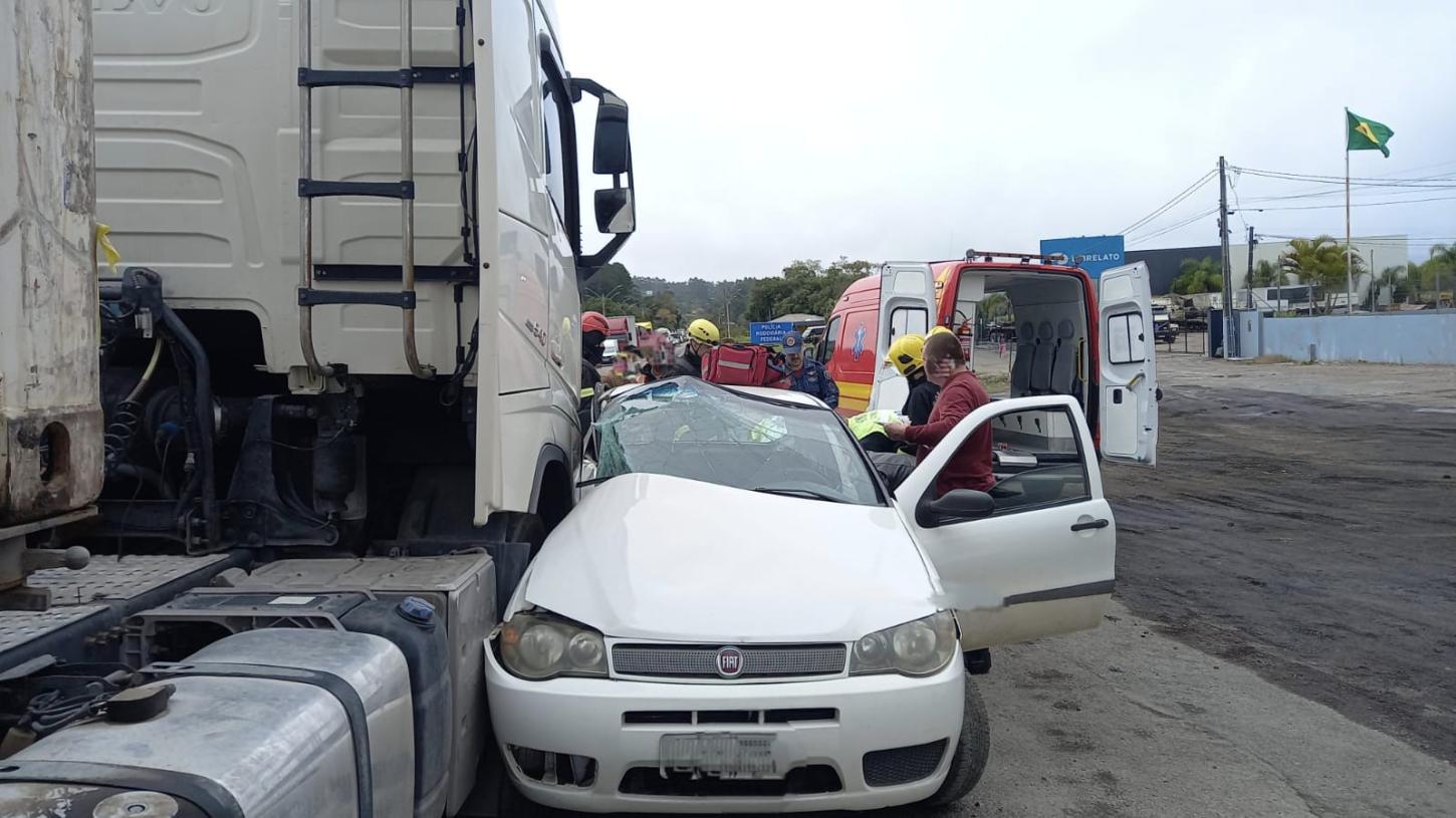 Colisão entre carreta e automóvel deixa homem ferido na BR-470, em Rio do Sul