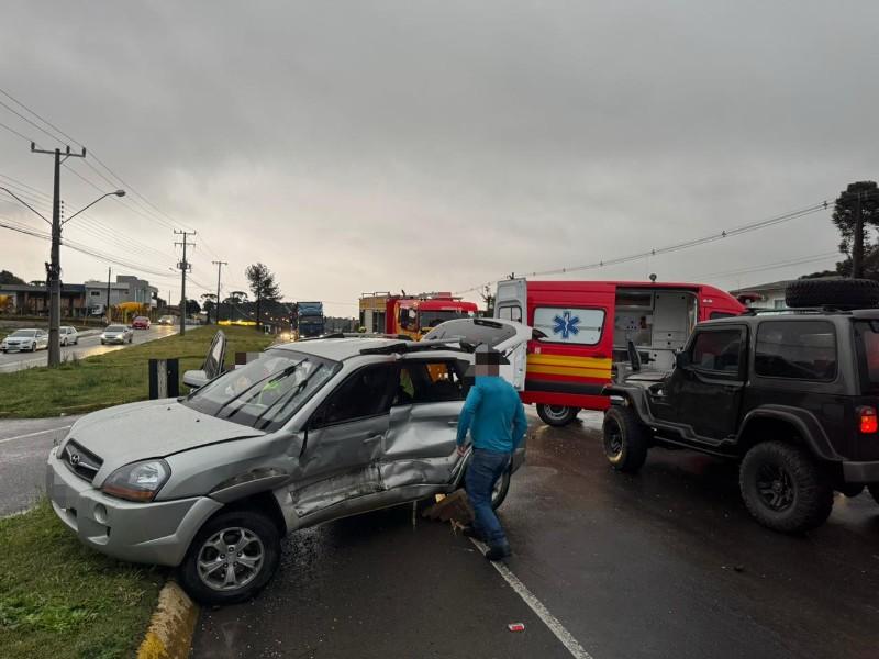 Colisão lateral deixa duas pessoas feridas na BR-280 em Mafra