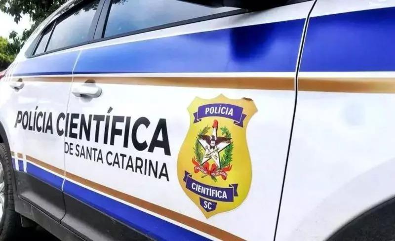 Homem é encontrado morto com marcas de facadas no quintal de casa em Itajaí