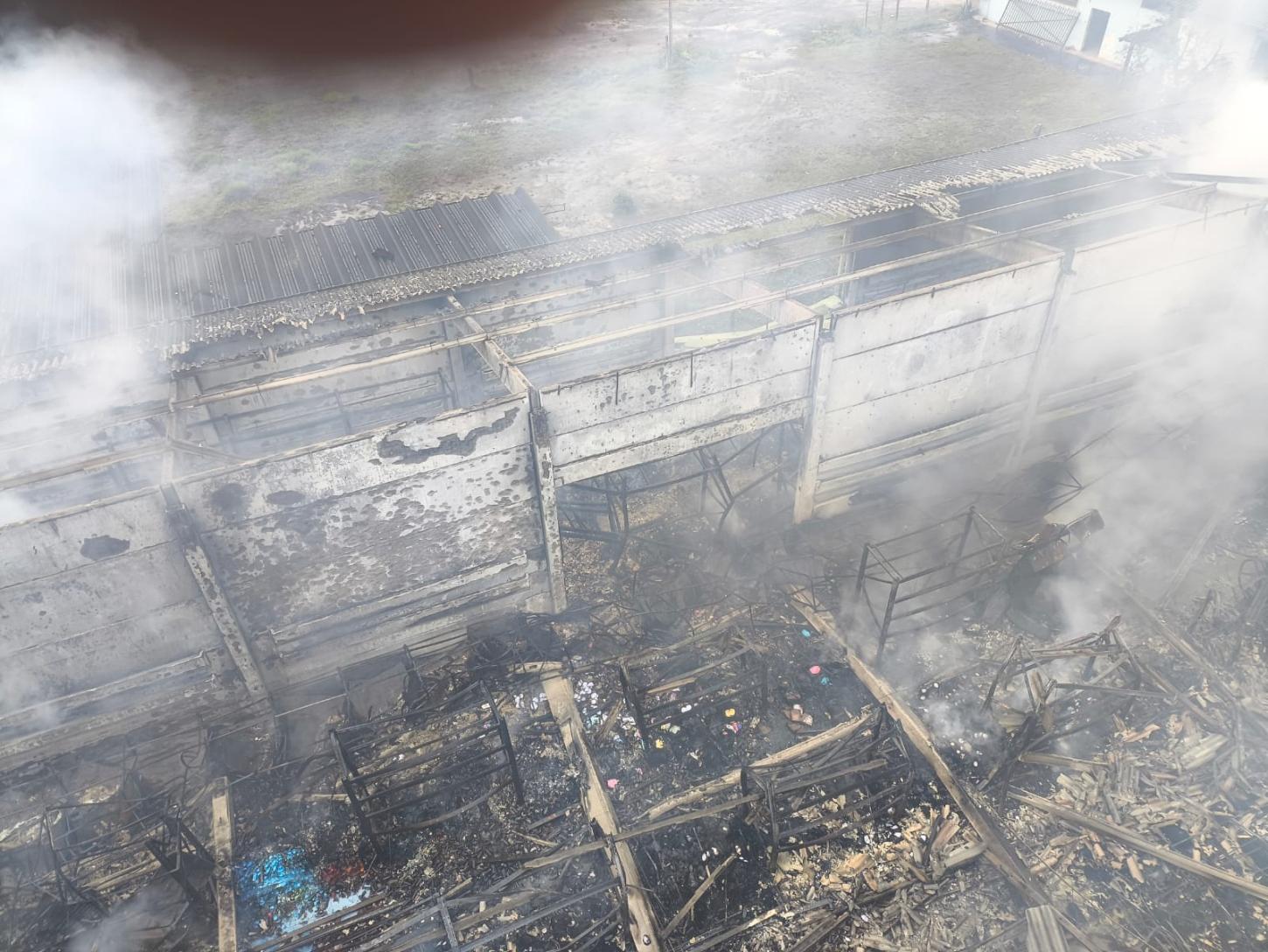 Incêndio de grandes proporções destrói galpão comercial em Indaial