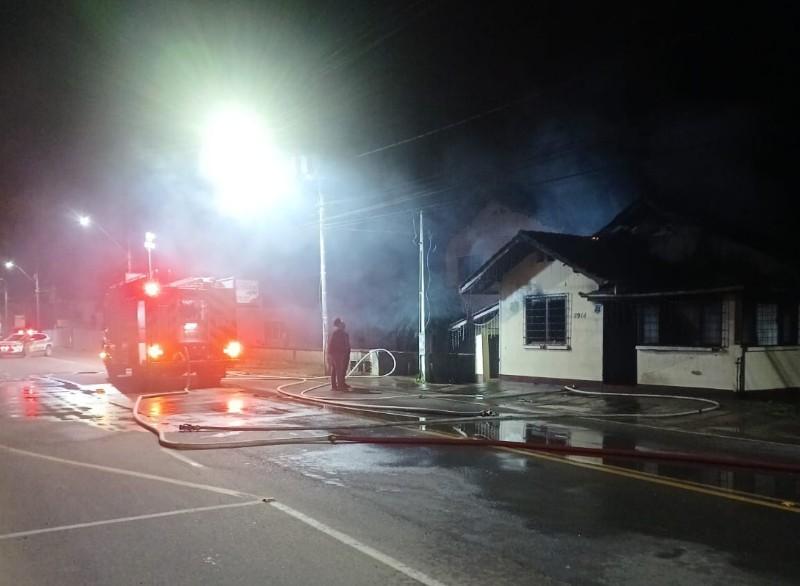 Incêndio deixa duas pessoas feridas em Benedito Novo SC