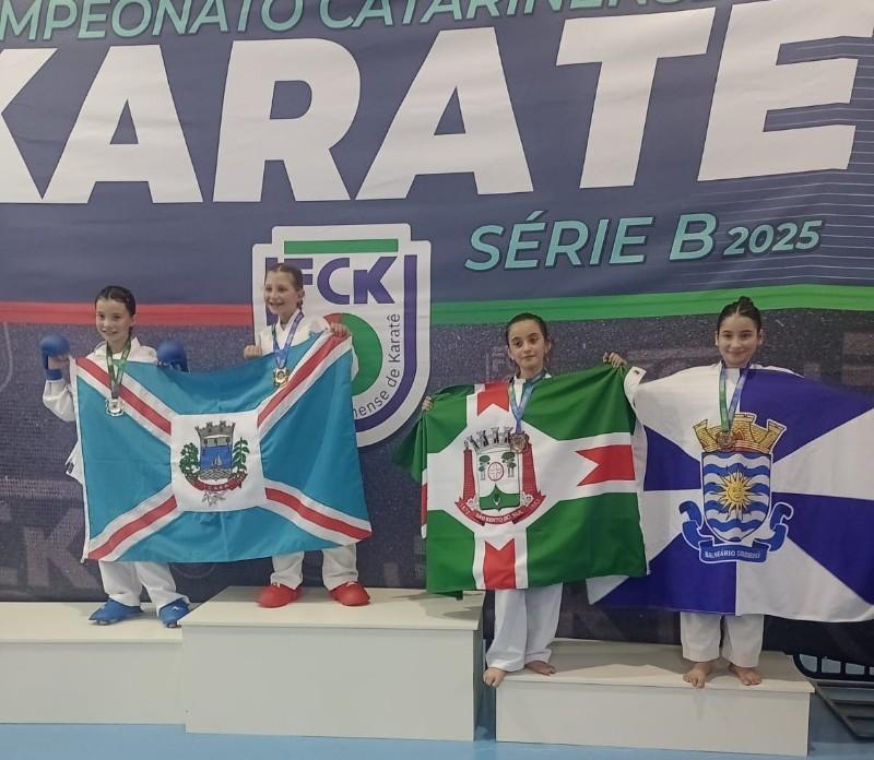 Karatê de São Bento conquista 11 medalhas  em Joinville