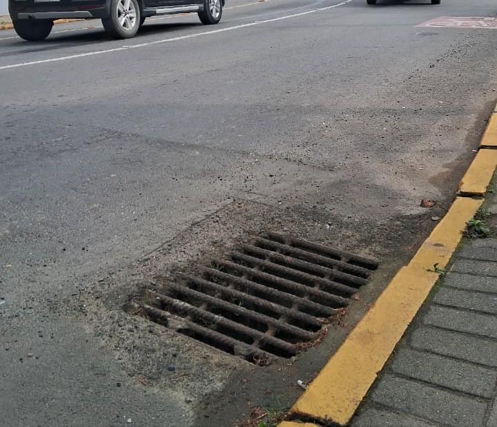 Manutenção em caixas de drenagem na Rua Jorge Lacerda e arredores